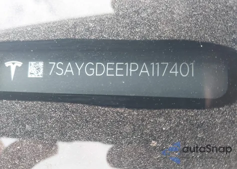 2023 Tesla Model Y Awd/Long Range Dual Motor All-Wheel Drive z USA, uszkodzony, nr VIN 7SAYGDEE1PA117401